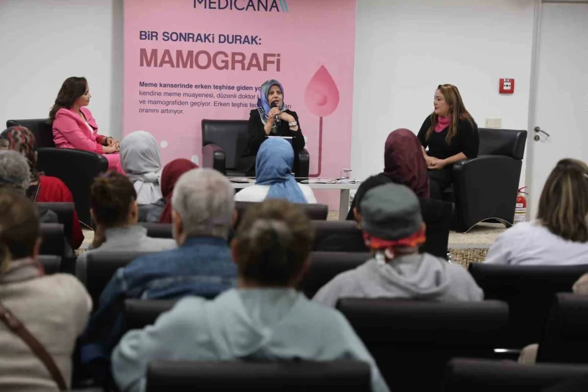 Mukaddes Şahin (Sağda), Meme Kanseri Farkındalık Ayında düzenlenen Farkındalık programında, kadınlar