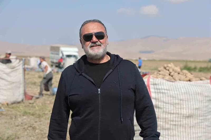 Bölgede 25 bin ton patates üretimi yapan Hüseyin Güler, "Üretim olarak yıllık 25 bin ton civarında bir kapasitemiz var h