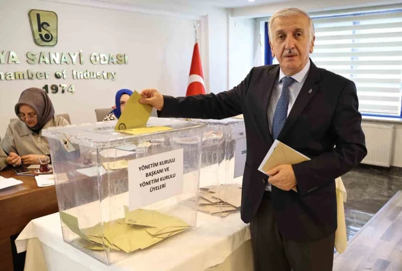 Konya Sanayi Odası Başkanı Mustafa Büyükeğen meclis toplantısında konuşma yapıyor