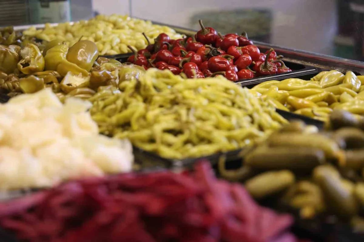 Konya'da 4 bin yıllık geçmişe sahip olduğu belirtilen turşu kültürü, geleneksel yöntemlerle yaşatılmaya devam ediyor. Ba