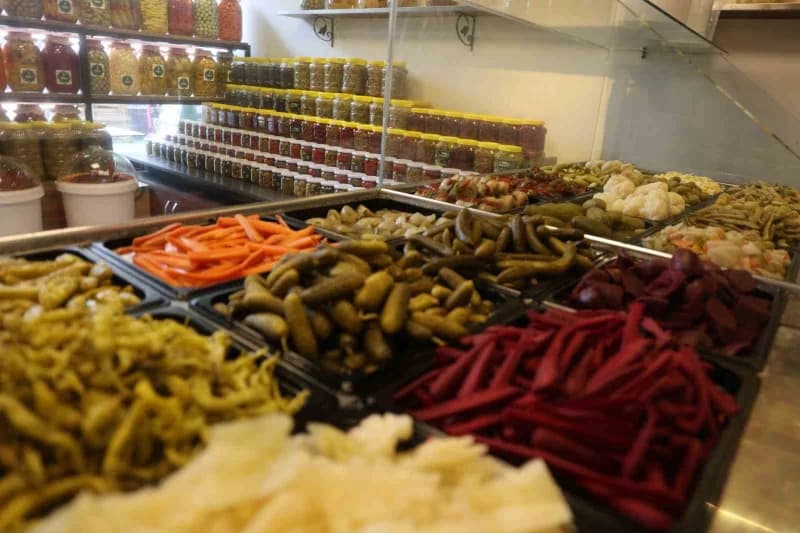 Konya'da 4 bin yıllık geçmişe sahip olduğu belirtilen turşu kültürü, geleneksel yöntemlerle yaşatılmaya devam ediyor. Ba