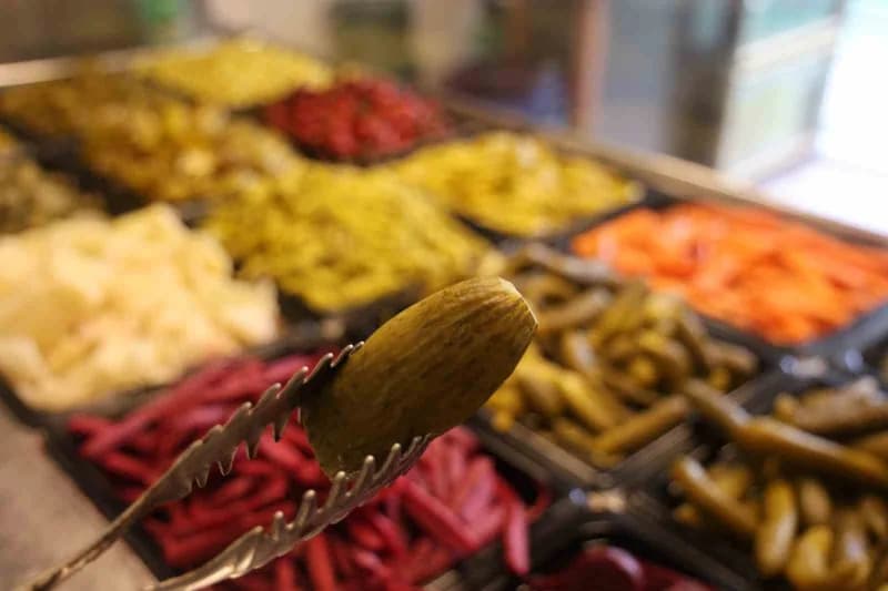 Konya'da 4 bin yıllık geçmişe sahip olduğu belirtilen turşu kültürü, geleneksel yöntemlerle yaşatılmaya devam ediyor. Ba