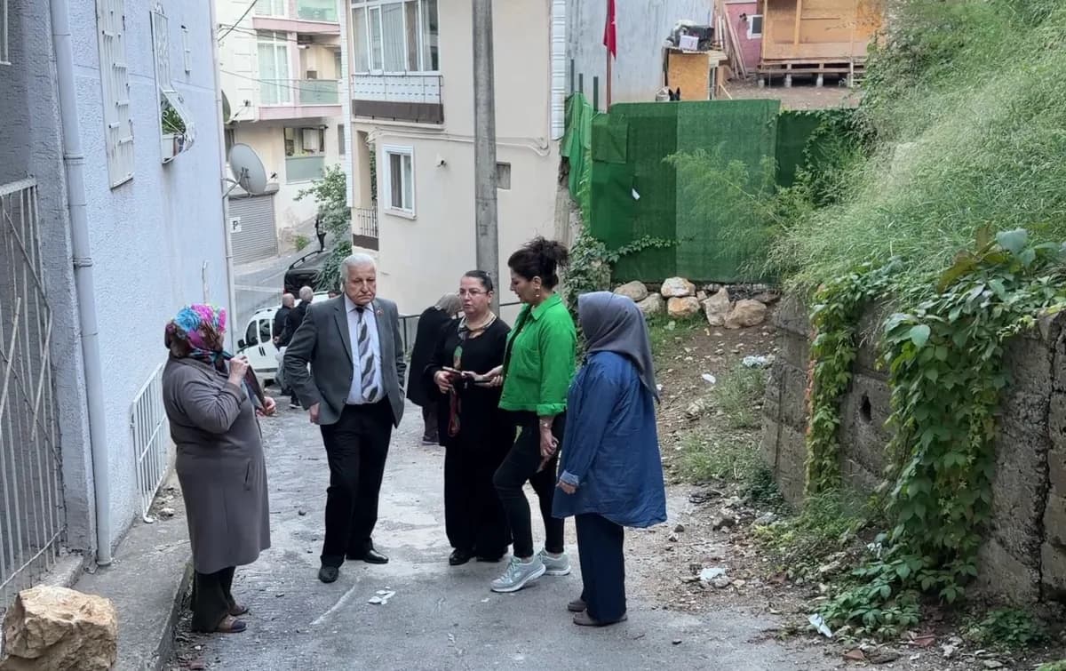 Bursa Yıldırım Mollaarap Mahallesi'nde köpek çiftliği ve çevresinde yaşayan mahalle sakinleri