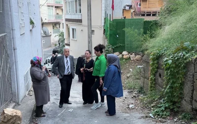 Bursa Yıldırım Mollaarap Mahallesi'nde köpek çiftliği ve çevresinde yaşayan mahalle sakinleri