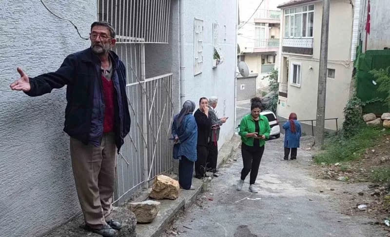 Bursa'nın Yıldırım ilçesinde Mahalle sakinleri, bir köpek çiftliğinden yayıldığını iddia ettikleri kötü koku, çevre kirl