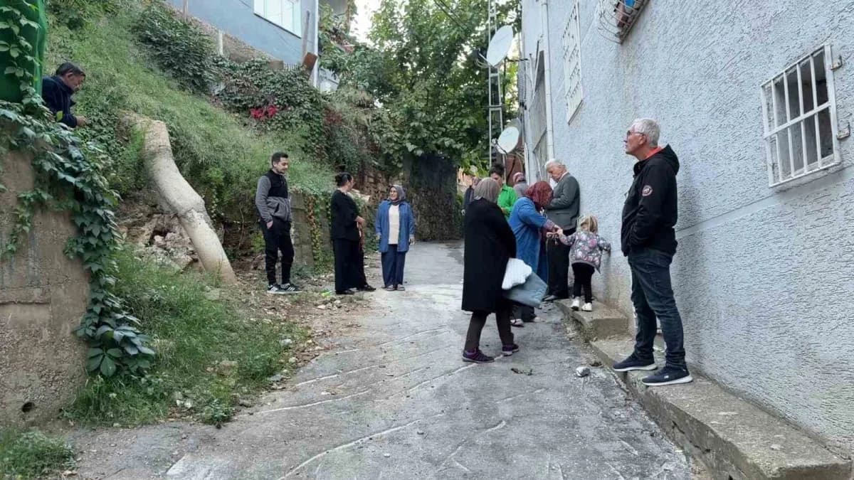 Bursa'nın Yıldırım ilçesinde Mahalle sakinleri, bir köpek çiftliğinden yayıldığını iddia ettikleri kötü koku, çevre kirl