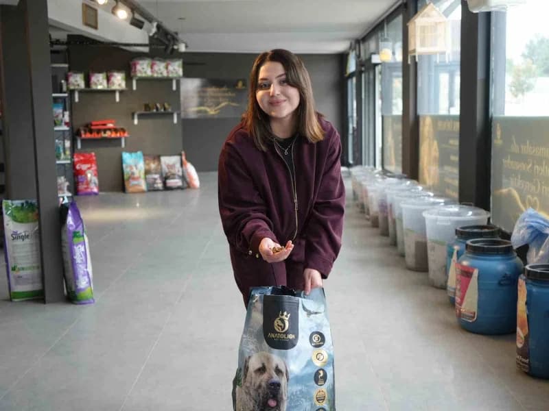 Kastamonu'da, İngiliz Dili ve Edebiyatı bölümünden mezun olduktan sonra besledikleri köpekler için m