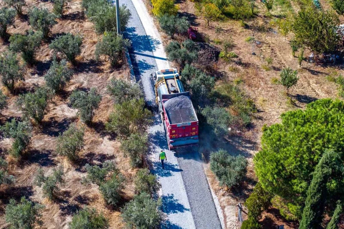 Manisa Büyükşehir Belediyesi, Temrek ve Atatürk mahallelerinde ulaşımı kolaylaştırmak amacıyla toplam 2,5 kilometrelik g