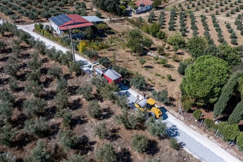 Manisa Büyükşehir Belediyesi, Temrek ve Atatürk mahallelerinde ulaşımı kolaylaştırmak amacıyla toplam 2,5 kilometrelik g