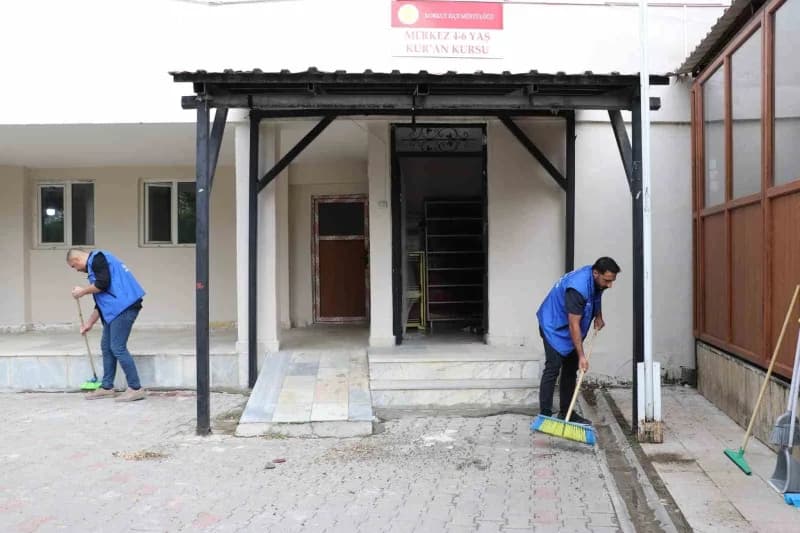 Muş’un Korkut ilçesinde bir araya gelen gönüllü gençler, Camiler ve Din Görevlileri Haftası dolayısıyla Selahaddini Eyyü