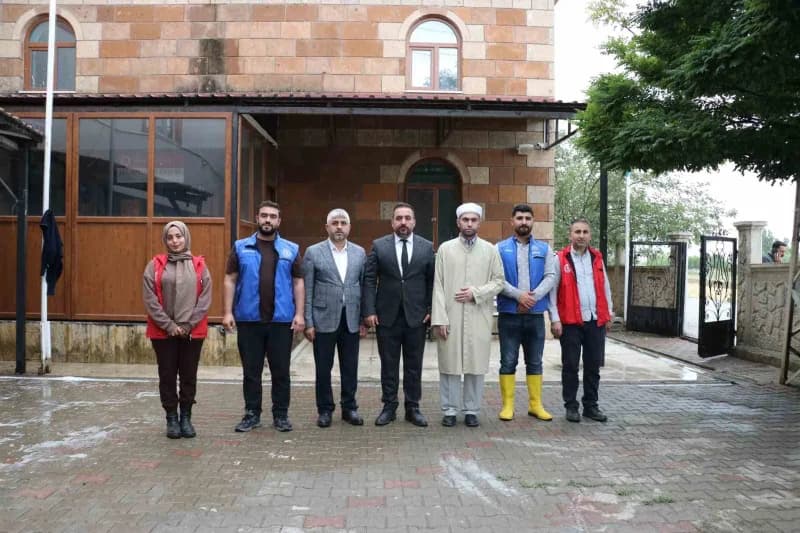 Muş’un Korkut ilçesinde bir araya gelen gönüllü gençler, Camiler ve Din Görevlileri Haftası dolayısıyla Selahaddini Eyyü