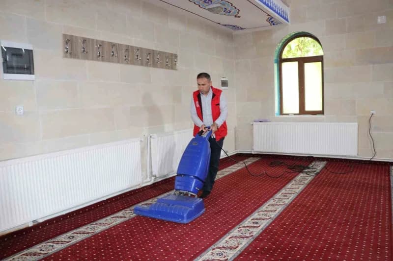 Muş’un Korkut ilçesinde bir araya gelen gönüllü gençler, Camiler ve Din Görevlileri Haftası dolayısıyla Selahaddini Eyyü