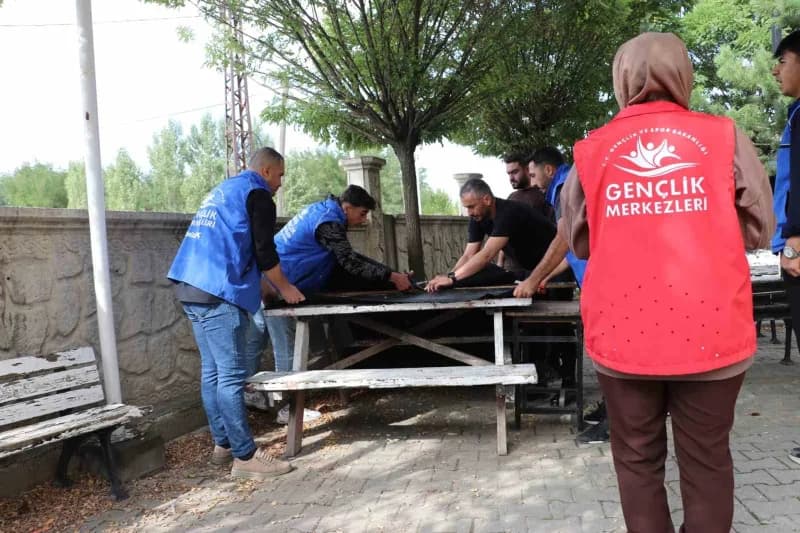 Muş’un Korkut ilçesinde bir araya gelen gönüllü gençler, Camiler ve Din Görevlileri Haftası dolayısıyla Selahaddini Eyyü