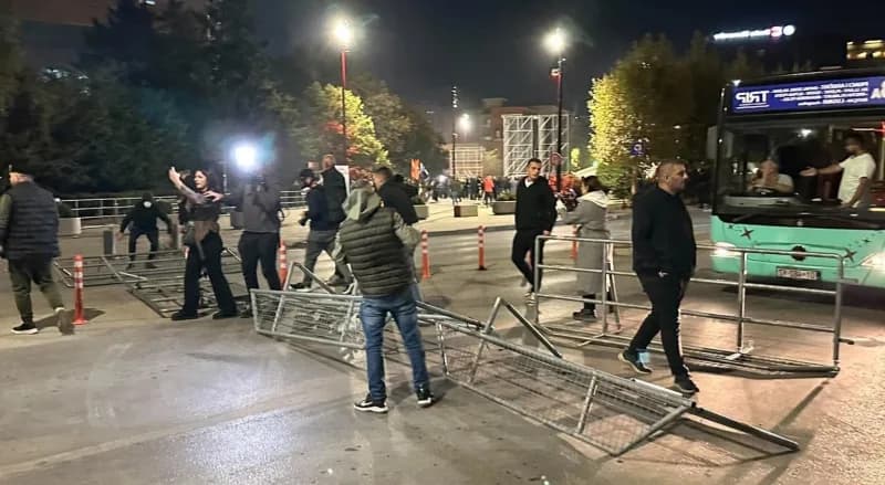 Kosova’da protestocular ile polis karşı karşıya geldi