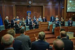 Kosova Meclisi’nde cumhurbaşkanlığı seçimi sırasında Justina Shiroka Pula’nın oy kullanma anı