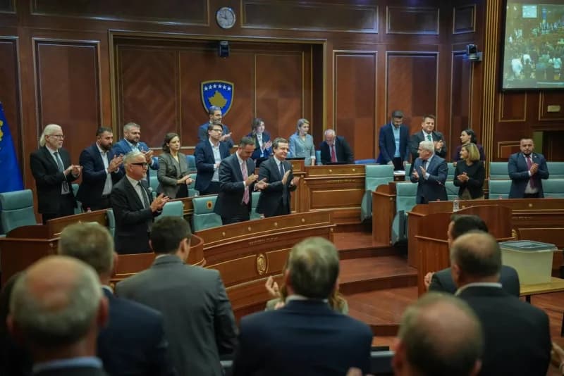 Kosova Meclisi’nde cumhurbaşkanlığı seçimi sırasında Justina Shiroka Pula’nın oy kullanma anı