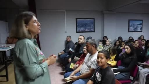 Kozan’da aileler ve çocuklar birlikte kitap okuma etkinliğinde bir arada