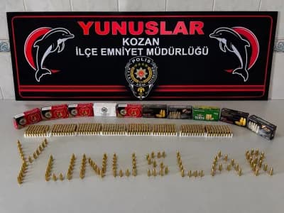 Adana Kozan’da polis ekiplerinin suçlulara yönelik operasyonu sırasında ele geçirilen silahlar ve mühimmat