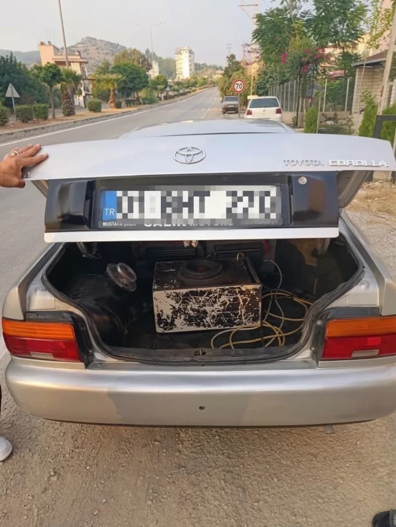 Denetimlerde 33 araç ve 10 motosiklet trafikten men edildi. H