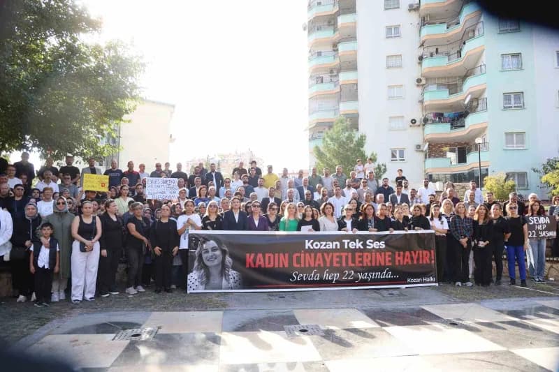 Adana’nın Kozan ilçesinde 22 yaşındaki Sevda Dinler’in öldürülmesine tepki gösteren kadınlar, bir ar