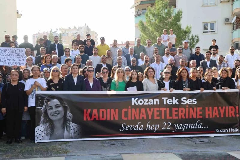 Adana’nın Kozan ilçesinde 22 yaşındaki Sevda Dinler’in öldürülmesine tepki gösteren kadınlar, bir ar