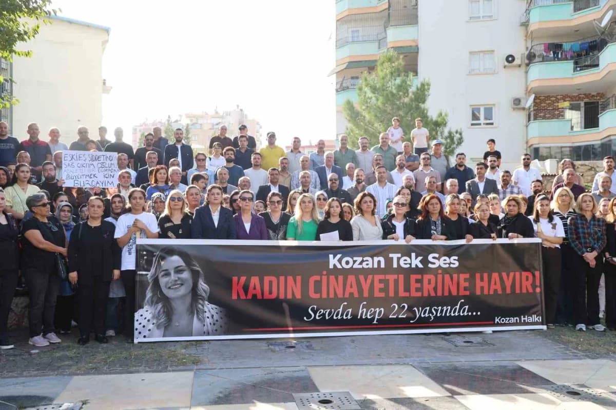 Kozan’da kadınlar Sevda Dinler için kadına yönelik şiddete karşı tepki gösterirken siyah kurdele tak