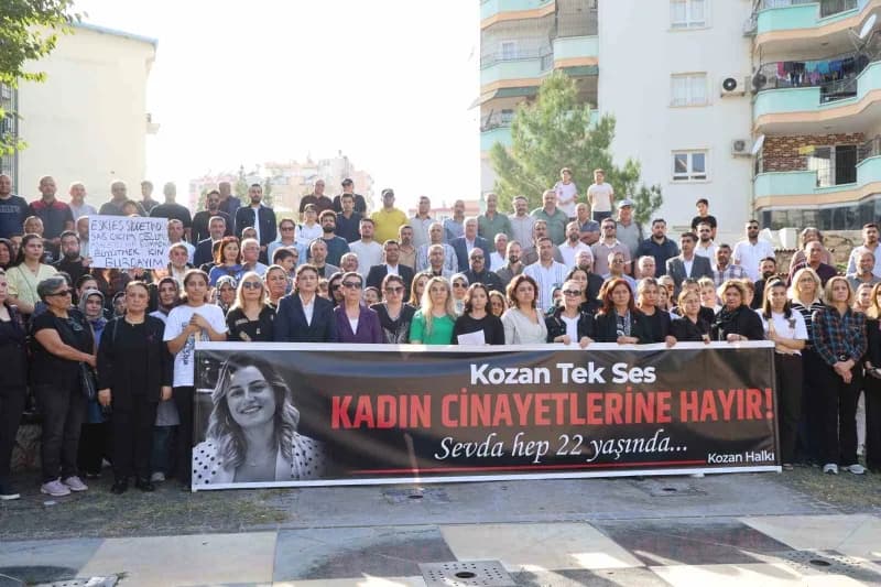 Kozan’da kadınlar Sevda Dinler için kadına yönelik şiddete karşı tepki gösterirken siyah kurdele tak