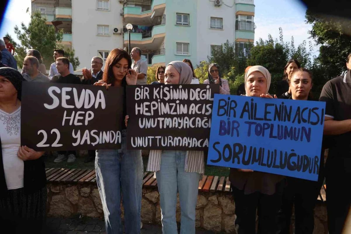 Adana’nın Kozan ilçesinde 22 yaşındaki Sevda Dinler’in öldürülmesine tepki gösteren kadınlar, bir ar