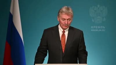 Kremlin Sarayı önünde açıklama yapan Dmitriy Peskov