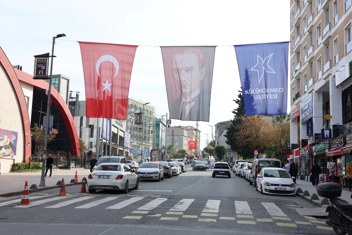 Küçükçekmece Belediyesi, 29 Ekim Cumhuriyet Bayramı dolayısıyla Cumhuriyet Haftası boyunca ilçede bi