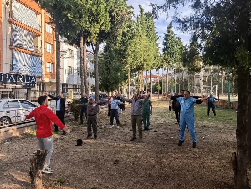 Kula İlçe Sağlık Müdürlüğü tarafından “Mahallemde Hareket Var” etkinliği kapsamında vatandaşların Fiziksel Aktivite konu