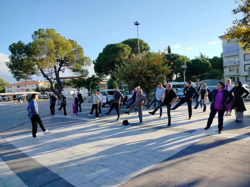 Kula İlçe Sağlık Müdürlüğü tarafından “Mahallemde Hareket Var” etkinliği kapsamında vatandaşların Fiziksel Aktivite konu