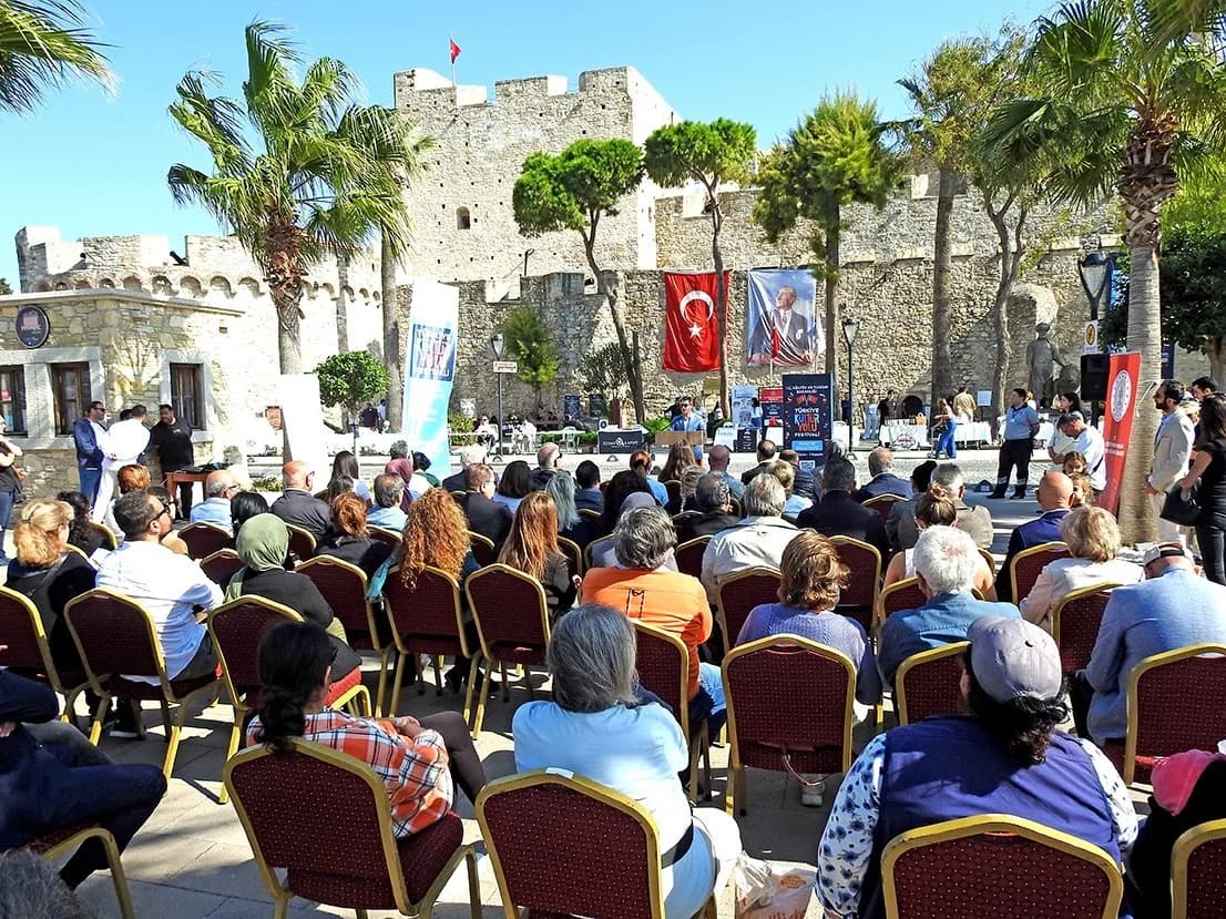 Çeşme Kalesi önünde düzenlenen Kültür Yolu Festivali açılış töreninden bir kare