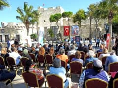 Çeşme Kalesi önünde düzenlenen Kültür Yolu Festivali açılış töreninden bir kare