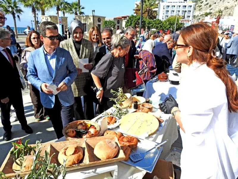 Çeşme Kalesi önünde katılımcılara yerel lezzetler ikram edildi