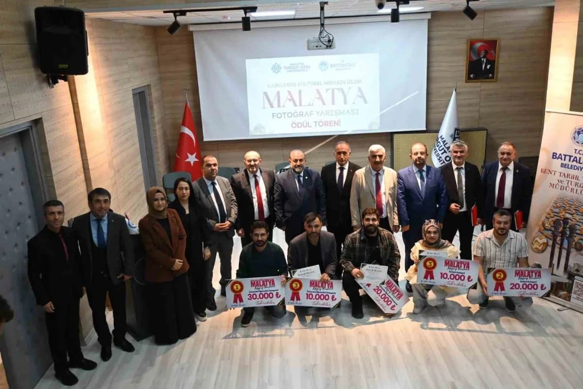 Malatya Turgut Özal Üniversitesi'nde düzenlenen kültürel miras fotoğraf yarışması ödül töreninden bir kare