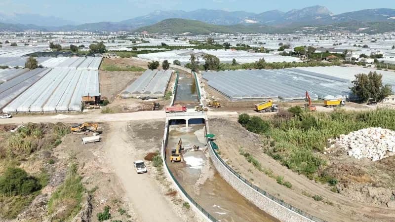 Kumluca’da Üleşik Deresi Projesi kapsamında yapılan kanal ve köprü çalışmaları