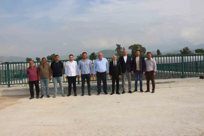 Kumluca Kaymakamı Bahadır Güneş (Sağdan beşinci), çalışmaları yerinde inceledi