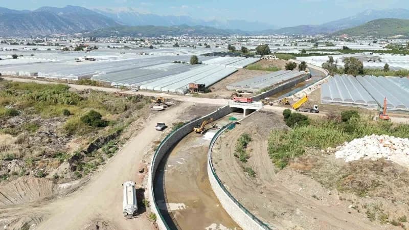 Kum Mahallesi'nde dağlardan gelecek sel sularını denizle buluşturan Üleşik Deresi Projesi'nin, yüzde 20’lik kısmı tamaml