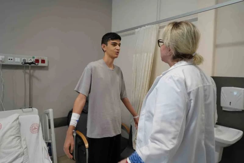 17 yaşındaki Selçuk Avcı’ya uygulanan operasyonda Göğüs kafesini düzeltmek için iki çelik alaşımlı b
