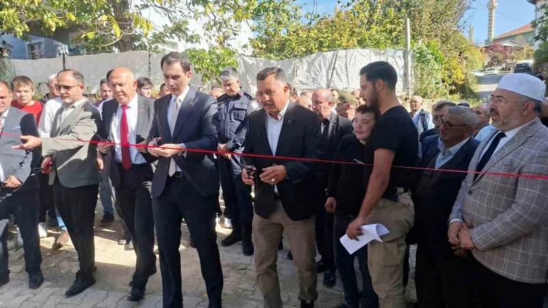 Kütahya Hisarcık Kurtdere köyünde açılan çok amaçlı salonun dış görünümü ve açılış töreni
