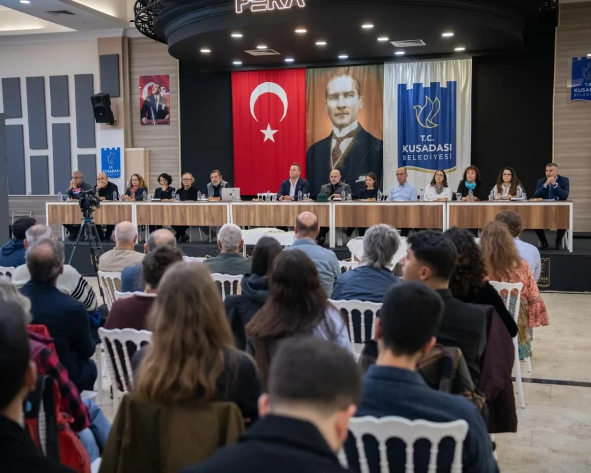 Kuşadası Belediyesi yeni hizmet binası mimari proje yarışması akademik toplantısından bir görüntü