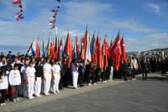 Kuşadası Atatürk Meydanı’nda Cumhuriyet Bayramı kutlamalarından coşkulu kalabalık ve tören