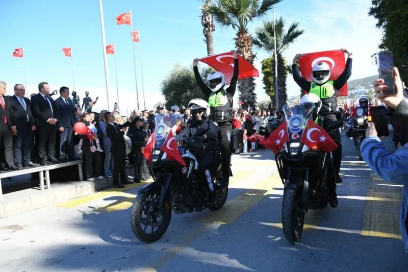 Türkiye Cumhuriyeti’nin kuruluşunun 103’üncü yıl dönümü, Kuşadası’nda düzenlenen törenlerle büyük bi
