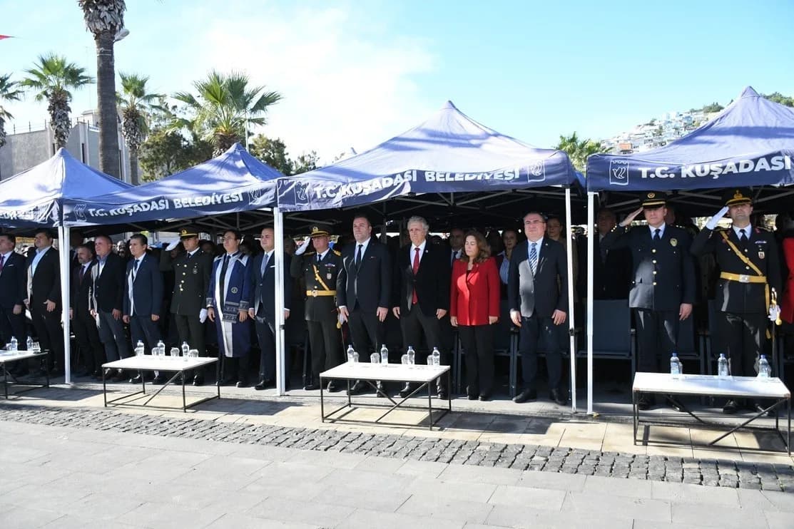 Türkiye Cumhuriyeti’nin kuruluşunun 103’üncü yıl dönümü, Kuşadası’nda düzenlenen törenlerle büyük bi