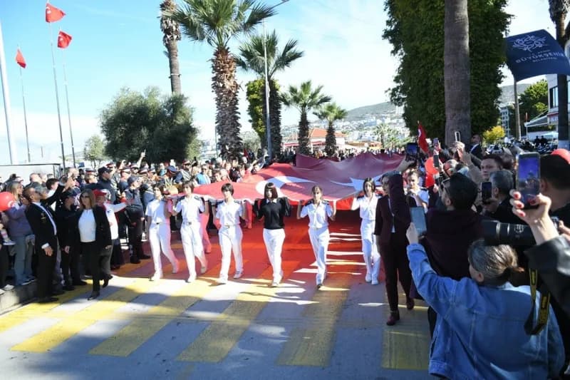Türkiye Cumhuriyeti’nin kuruluşunun 103’üncü yıl dönümü, Kuşadası’nda düzenlenen törenlerle büyük bi