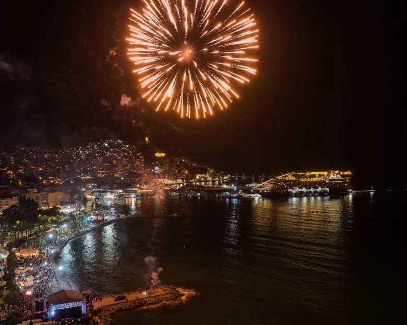 Kuşadası'nda 250 metrelik dev Türk bayrağı açıldı
