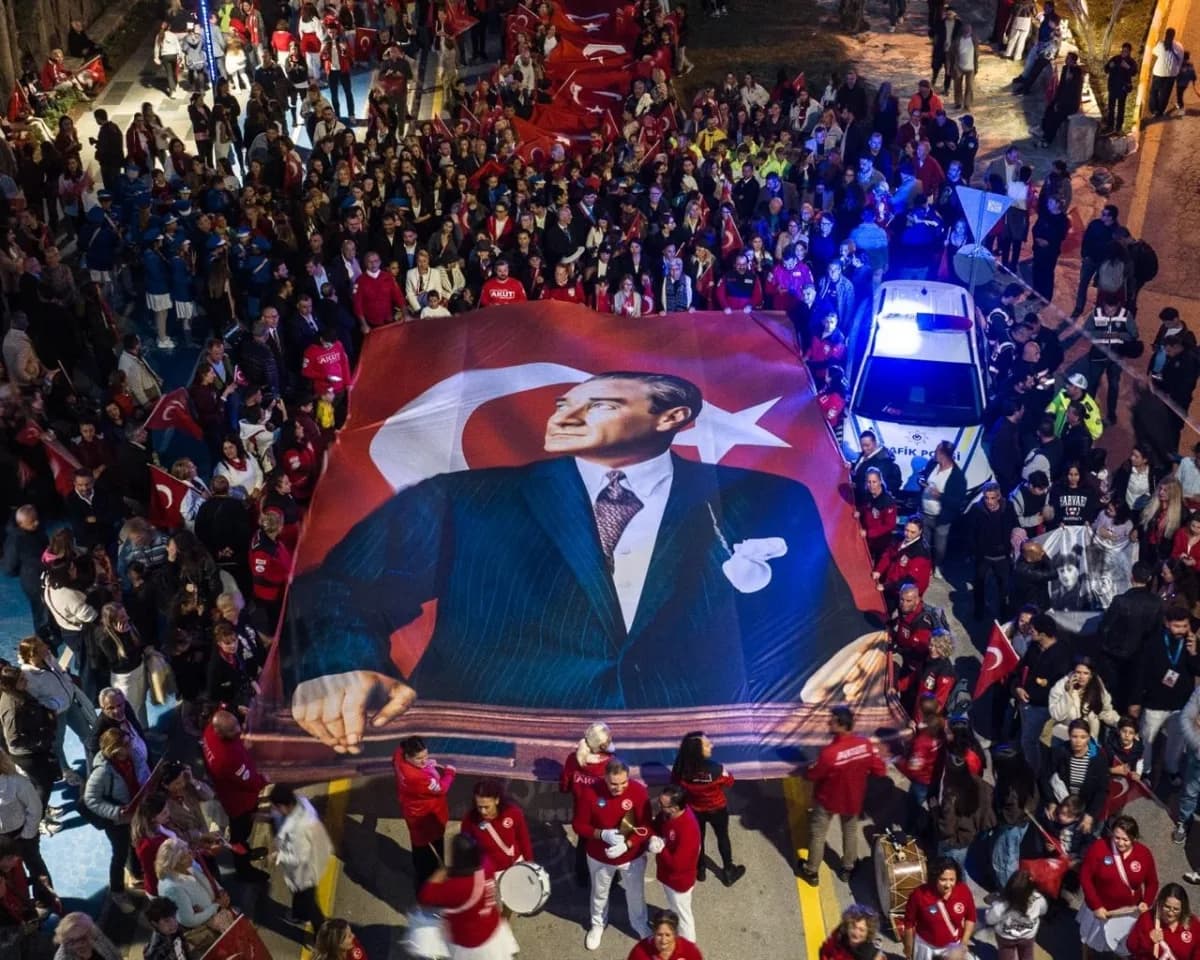 Kuşadası'nda 250 metrelik dev Türk bayrağı açıldı