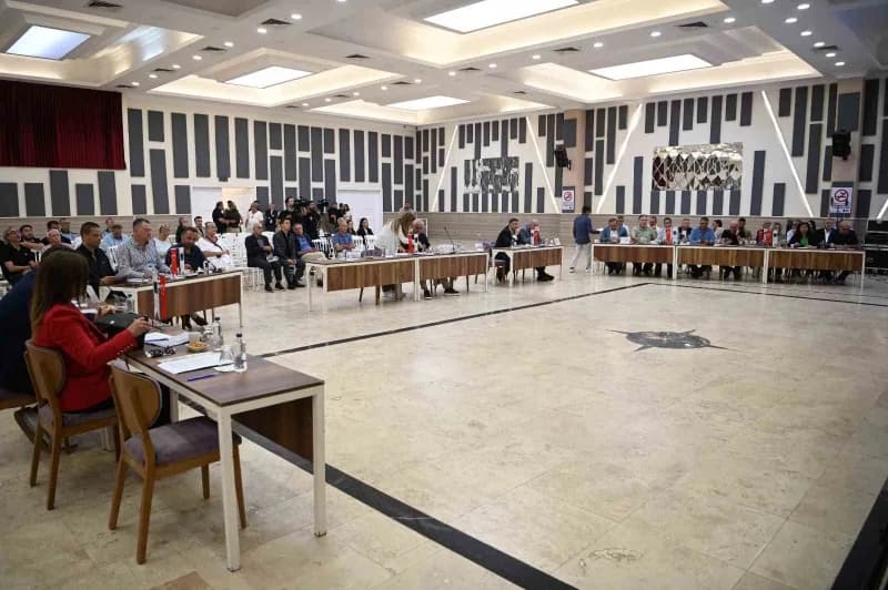Kuşadası Belediye Meclisi Ekim ayı Olağan toplantısını yaptı. Pera Düğün, Organizasyon ve Kültür Merkezi’nde gerçekleşti