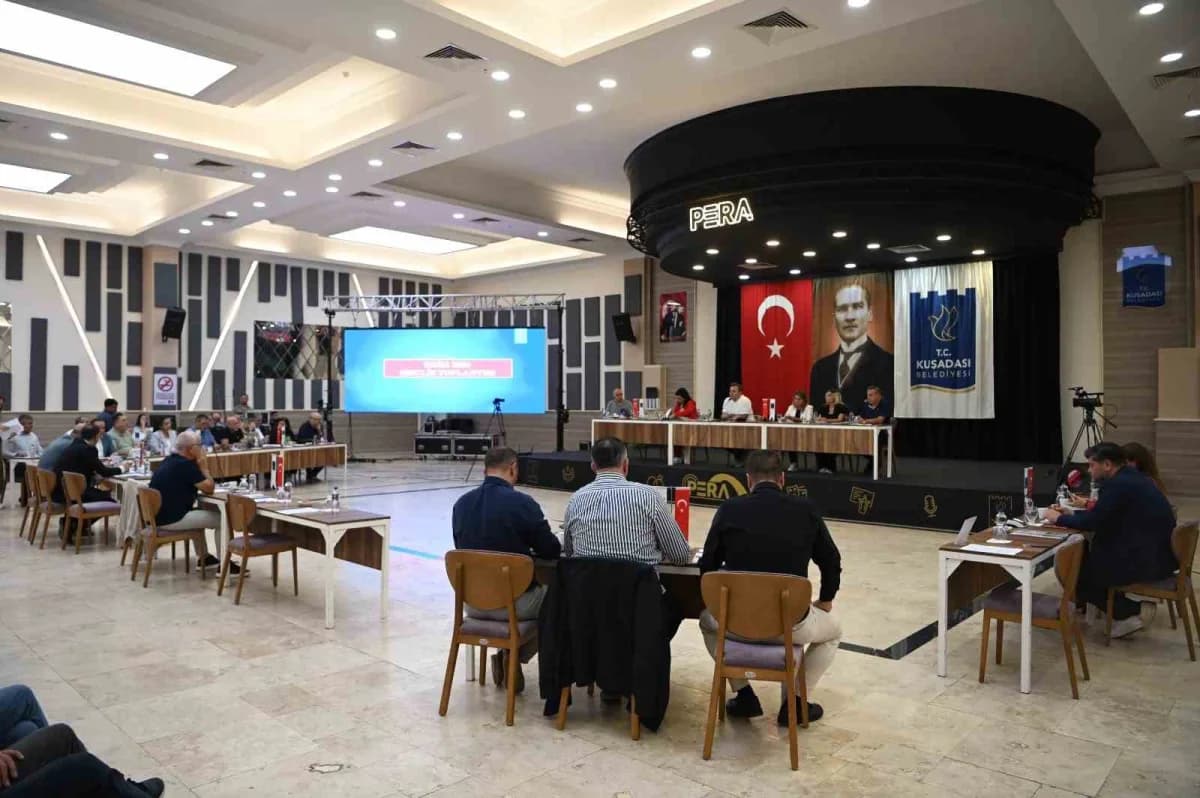 Kuşadası Belediye Meclisi Ekim ayı Olağan toplantısını yaptı. Pera Düğün, Organizasyon ve Kültür Merkezi’nde gerçekleşti